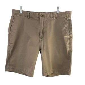Vineyard vines men’s khaki breaker shorts in size 36. 9 inch in seam